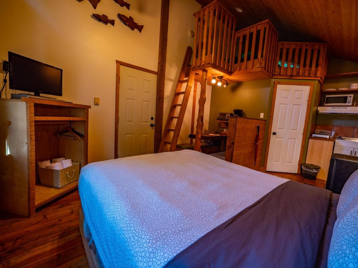 Surfs Inn Rainforest Cottages Ucluelet Eksteriør billede